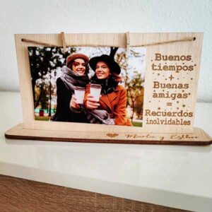 Marco fotos personalizados de madera Buenos tiempos + buenas amigas = recuerdos inolvidables frontal