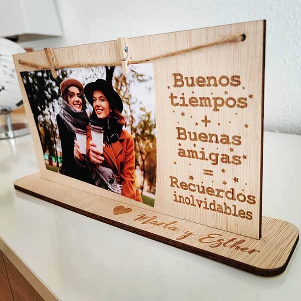 Marco fotos personalizados de madera Buenos tiempos + buenas amigas = recuerdos inolvidables lateral