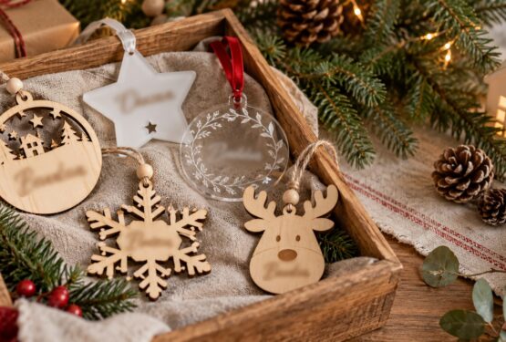 Bolas de Navidad personalizadas de madera y metacrilato